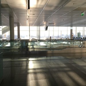 Épített környezet látható, egy repűlütér belső része látható, szemből a Nap süt be az ablakokon.